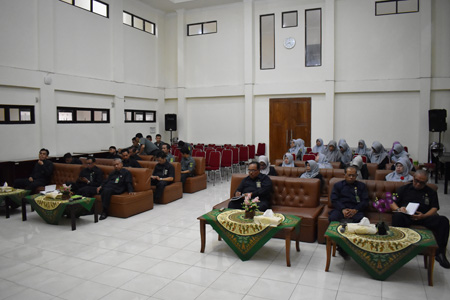 rapat 12